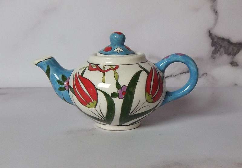AN ADORABLE VINTAGE HAND MADE & HAND PAINTED MINIATURE POTTERY TEAPOT IN GREAT CONDITION