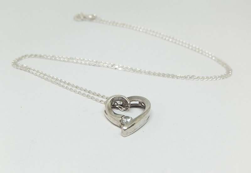 A CHARMING STERLING SILVER HEART PENDANT WITH FACETED INSET PLUS A STERLING SILVER NECKLACE !!