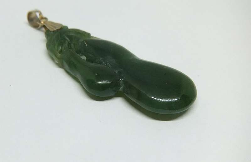 TOO COOL !! A RARE VINTAGE CHINESE CARVED JADE GOURD FRUIT PENDANT !!