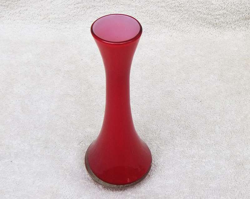 A STYLISH VINTAGE HAND BLOWN RED GLASS VASE WITH WHITE COLOURED INNER LINING