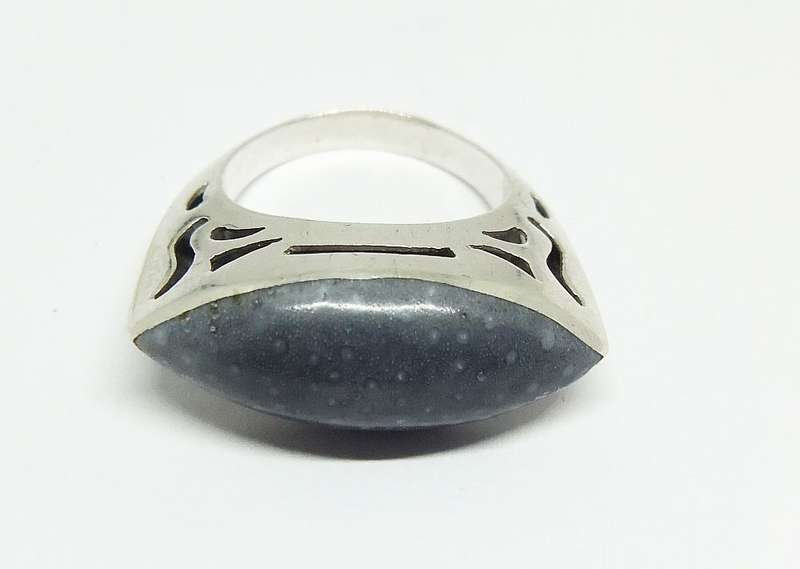 AN AMAZING SOLID STERLING SILVER RING SET WITH A BLUE CABOCHON STONE PLUS FREE GIFT BOX