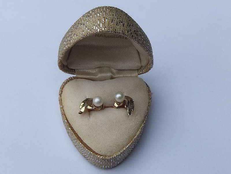 WOW !! A STUNNING PAIR OF VINTAGE 9CT GOLD AND GENUINE PEARL EARRINGS WITH HEART SHAPED BOX !!