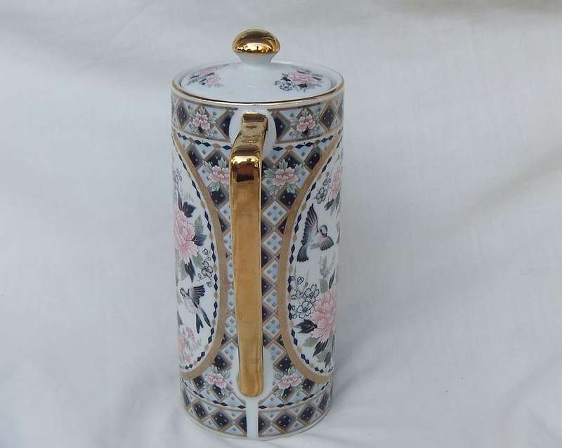 WOW !! A CLASSY VINTAGE " SIGNED " JAPANESE QUALITY PORCELAIN TEAPOT IN EXCELLENT CONDITION !!