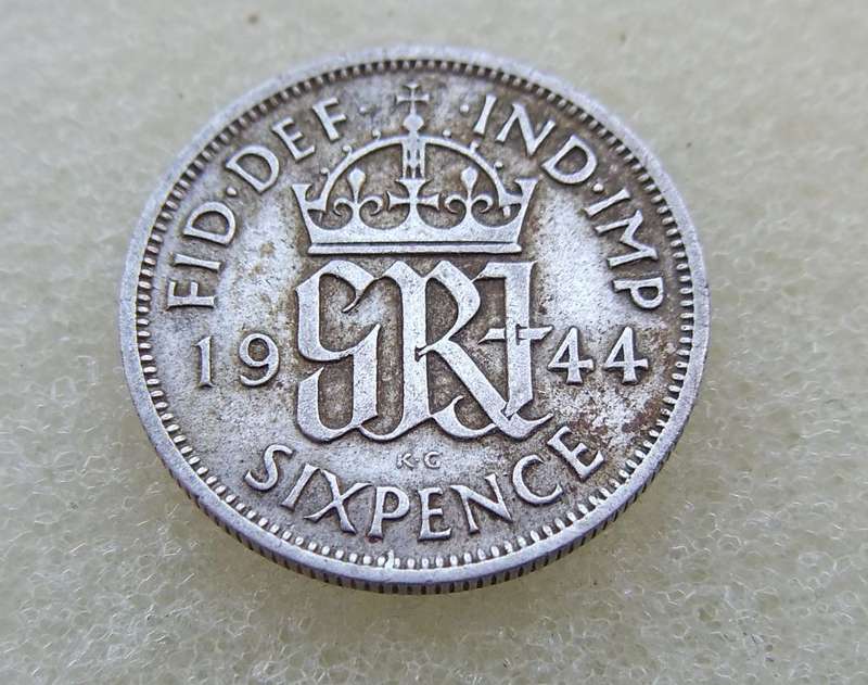 1944 BRITISH SIXPENCE COIN - "500" ( 50% SILVER )