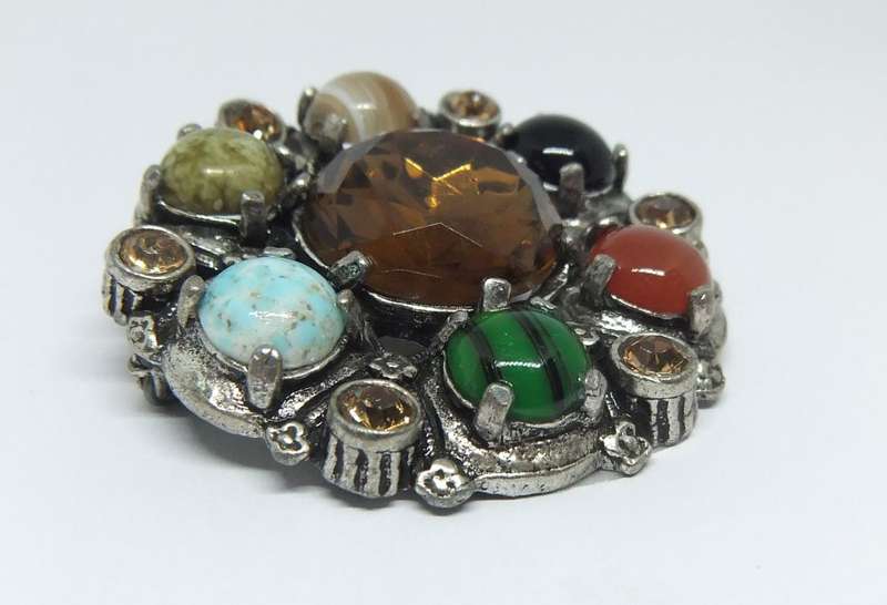 A FABULOUS VINTAGE SCOTTISH INSPIRED BROOCH ENCIRCLED WITH GENUINE CABOCHON GEMSTONES