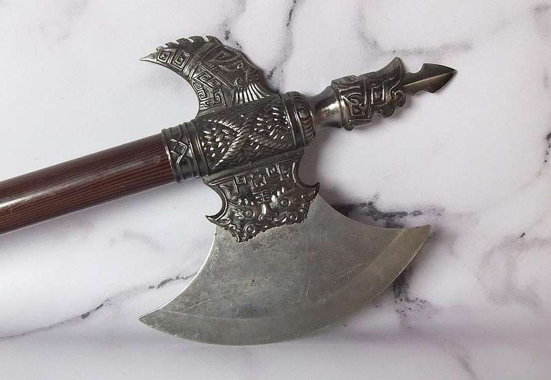 AN AWESOME FULLY METAL BATTLE AXE DISPLAY PIECE IN GOOD CONDITION !! FOR VIKINGS AND COLLECTORS :-)