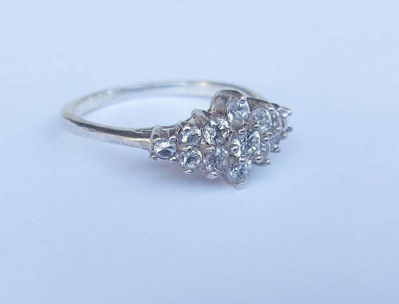 WOW !! AN ELEGANT SOLID STERLING SILVER CLUSTER TYPE RING SET WITH FACETED CZ STONES !!