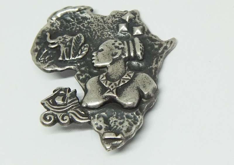 A BEAUTIFULLY DETAILED HEAVY VINTAGE STERLING SILVER AFRICA THEMED BROOCH WITH AFRICAN MOTIFS !!