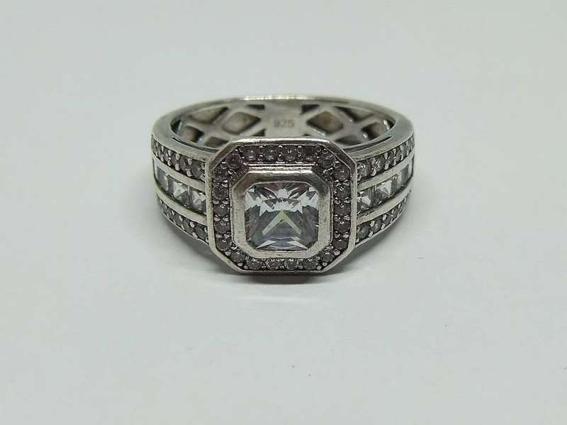 A CLASSY SOLID STERLING SILVER RING SET WITH MORE THAN 50 FACETED CZ STONES IN EXCELLENT CONDITION