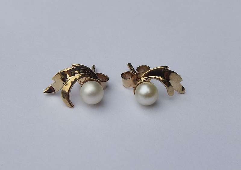 WOW !! A STUNNING PAIR OF VINTAGE 9CT GOLD AND GENUINE PEARL EARRINGS WITH HEART SHAPED BOX !!