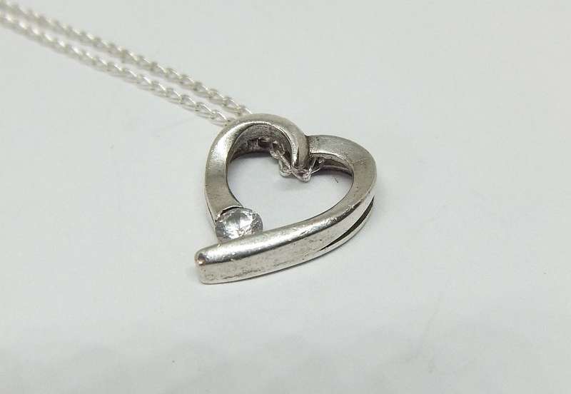 A CHARMING STERLING SILVER HEART PENDANT WITH FACETED INSET PLUS A STERLING SILVER NECKLACE !!