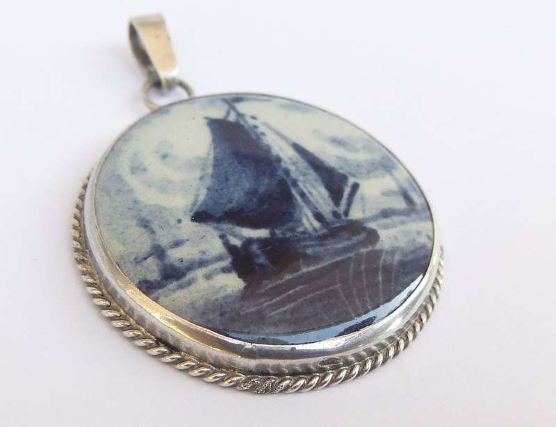 WOW !! A RARE LARGE VINTAGE DUTCH SILVER PENDANT SET WITH A HANDPAINTED SHIP MOTIF DELFT TILE !!