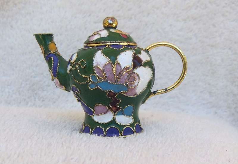 WOW !! AN ADORABLE VINTAGE MINIATURE CHINESE CLOISONNE TEAPOT WITH LID !! MUST HAVE !!
