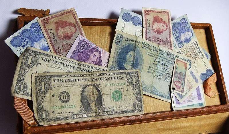 COOL FIND !! OVER 300 COINS FROM THE 1800`S ONWARD PLUS 11 OLD NOTES , A MEDALLION AND MORE ....