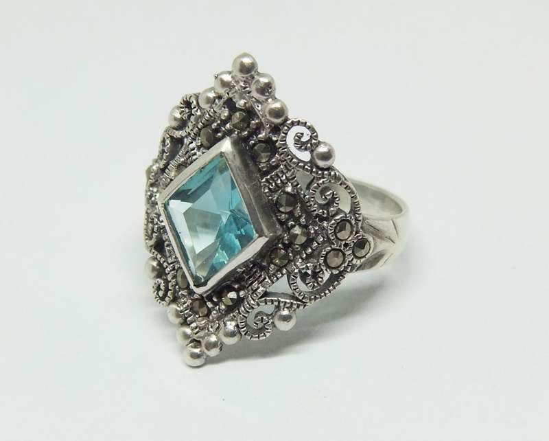 MUST HAVE !! AN EYE CATCHING STERLING SILVER RING WITH A FACETED BLUE INSET AND MARCASITE !! WOW !!