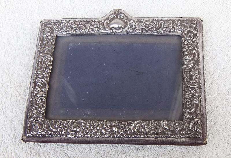 A BEAUTIFUL HIGHLY DETAILED OLD PHOTO FRAME WITH LONDON HALLMARKED STERLING SILVER "INNER FRAME"