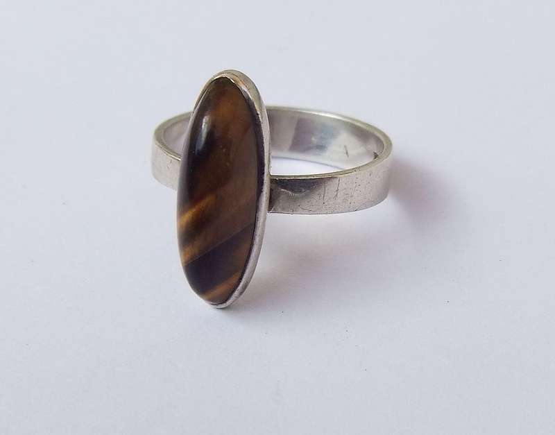 WOW !! A VINTAGE "REPUBLIC OF SOUTH AFRICA" STERLING SILVER RING SET WITH A CABOCHON TIGERS EYE !!