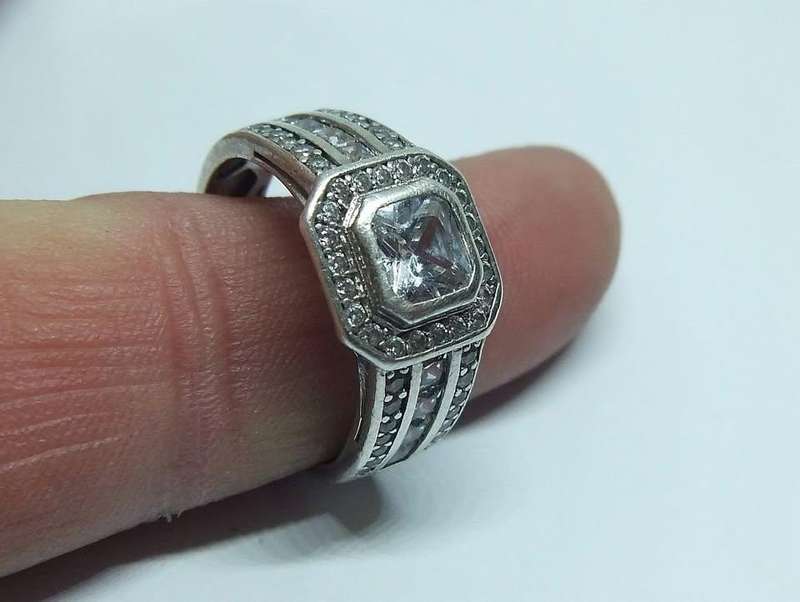A CLASSY SOLID STERLING SILVER RING SET WITH MORE THAN 50 FACETED CZ STONES IN EXCELLENT CONDITION