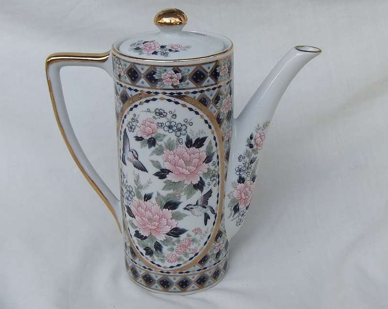 WOW !! A CLASSY VINTAGE " SIGNED " JAPANESE QUALITY PORCELAIN TEAPOT IN EXCELLENT CONDITION !!