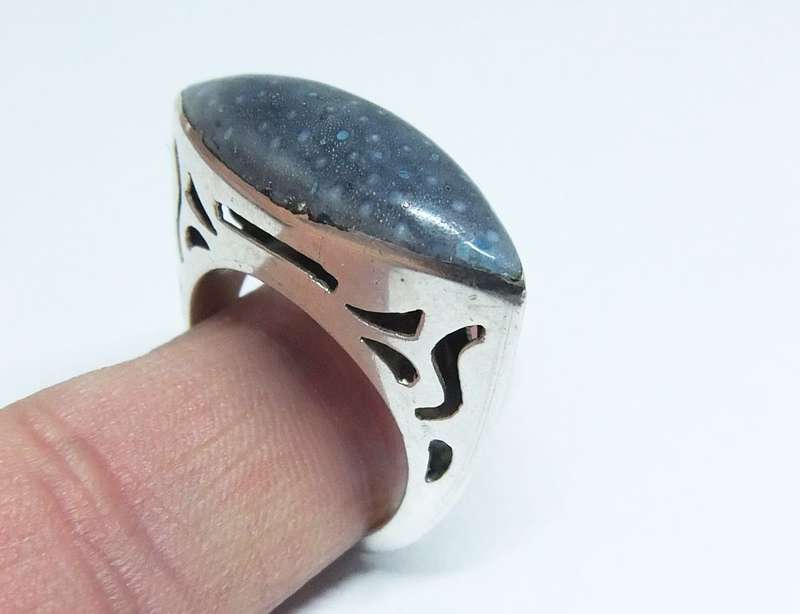 AN AMAZING SOLID STERLING SILVER RING SET WITH A BLUE CABOCHON STONE PLUS FREE GIFT BOX