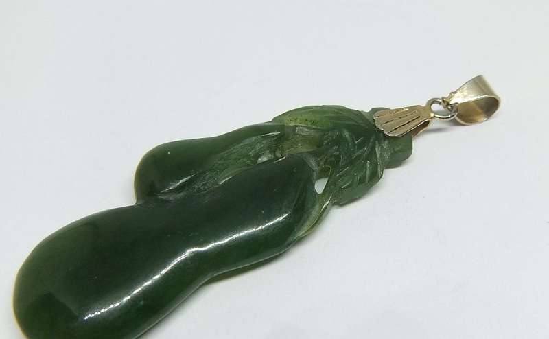 TOO COOL !! A RARE VINTAGE CHINESE CARVED JADE GOURD FRUIT PENDANT !!