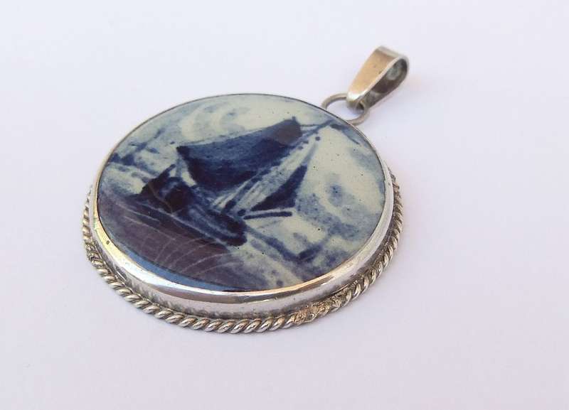 WOW !! A RARE LARGE VINTAGE DUTCH SILVER PENDANT SET WITH A HANDPAINTED SHIP MOTIF DELFT TILE !!