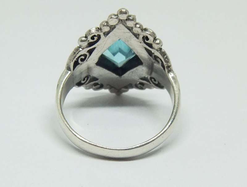 MUST HAVE !! AN EYE CATCHING STERLING SILVER RING WITH A FACETED BLUE INSET AND MARCASITE !! WOW !!
