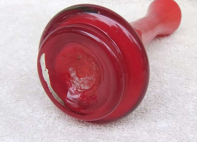 A STYLISH VINTAGE HAND BLOWN RED GLASS VASE WITH WHITE COLOURED INNER LINING