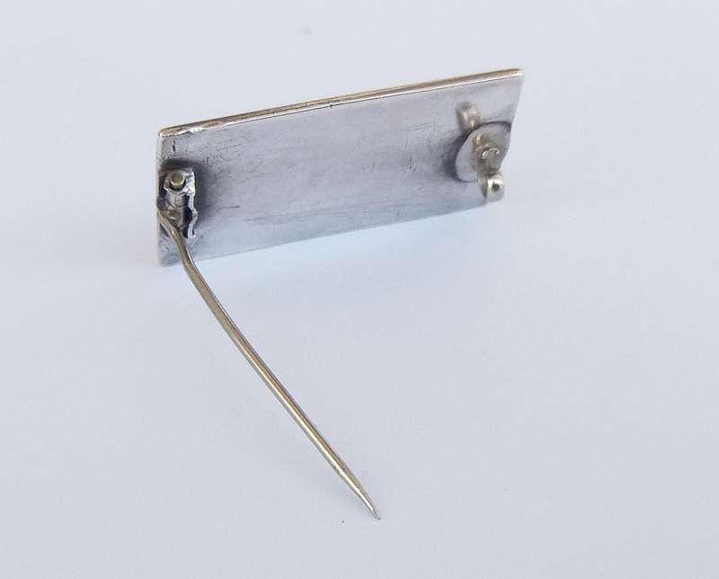 A VERY CLASSY SOLID SILVER VICTORIAN ERA BROOCH WITH ENGRAVED BIRD MOTIF !! MUST HAVE THIS ONE !!