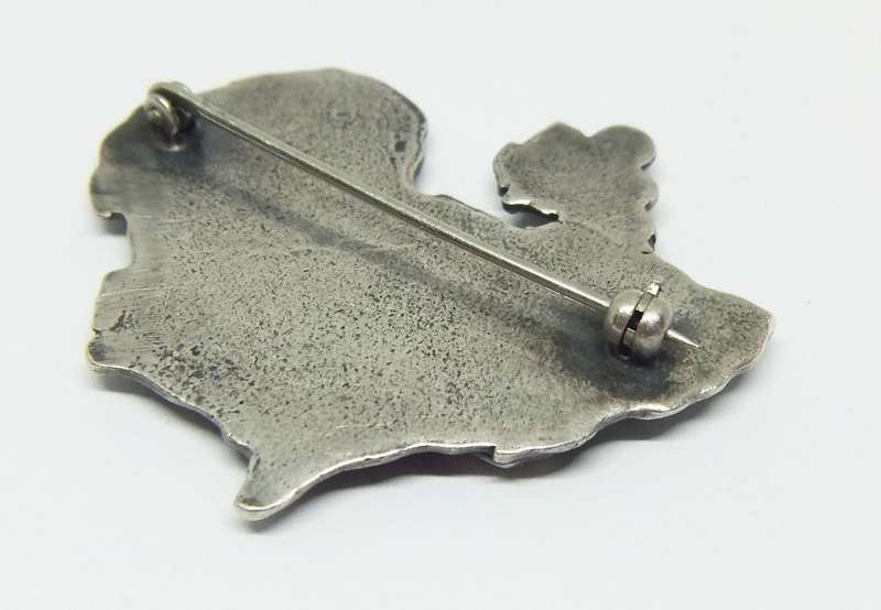 A BEAUTIFULLY DETAILED HEAVY VINTAGE STERLING SILVER AFRICA THEMED BROOCH WITH AFRICAN MOTIFS !!