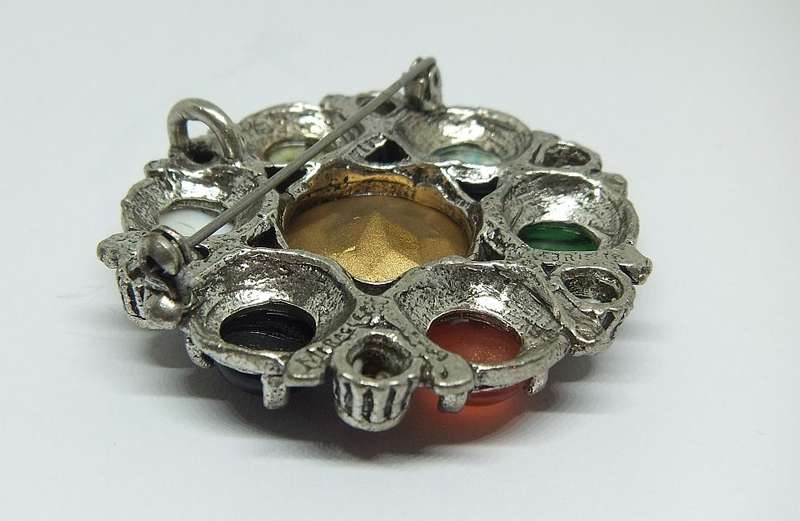 A FABULOUS VINTAGE SCOTTISH INSPIRED BROOCH ENCIRCLED WITH GENUINE CABOCHON GEMSTONES