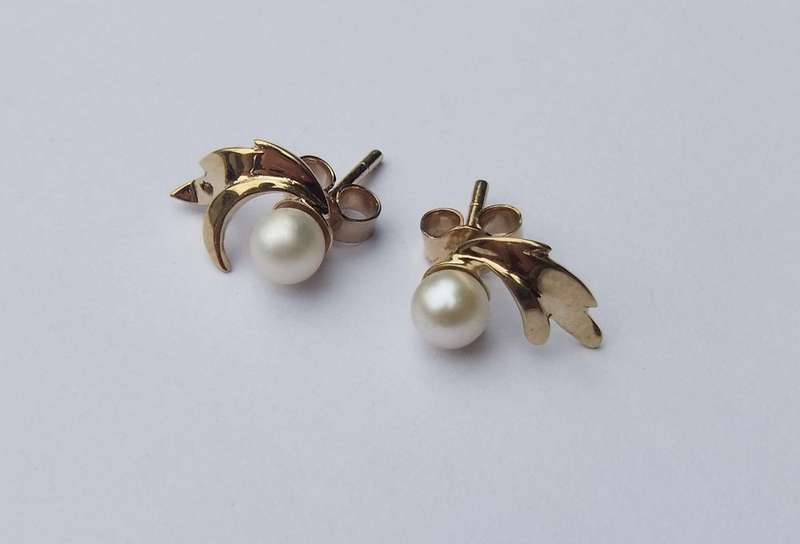 WOW !! A STUNNING PAIR OF VINTAGE 9CT GOLD AND GENUINE PEARL EARRINGS WITH HEART SHAPED BOX !!