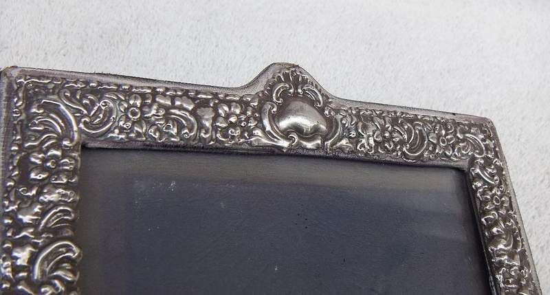 A BEAUTIFUL HIGHLY DETAILED OLD PHOTO FRAME WITH LONDON HALLMARKED STERLING SILVER "INNER FRAME"