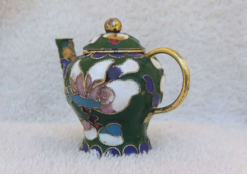 WOW !! AN ADORABLE VINTAGE MINIATURE CHINESE CLOISONNE TEAPOT WITH LID !! MUST HAVE !!