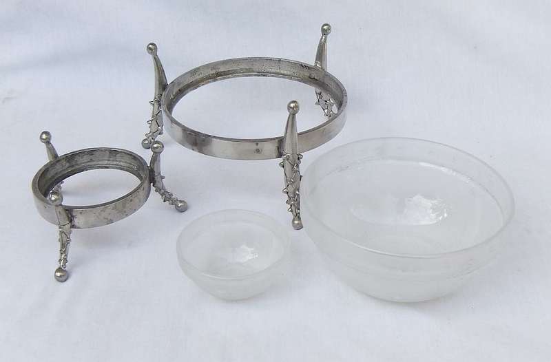TWO FUNKY DESIGNER INSPIRED CONDIMENT BOWLS ON METAL STANDS WITH SPIKEY LEGS !! BID FOR BOTH !!