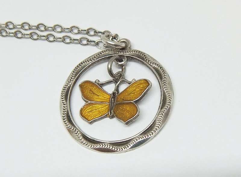 A VINTAGE STERLING SILVER NECKLACE WITH A BEAUTIFUL ENAMELED STERLING SILVER BUTTERFLY PENDANT