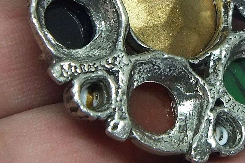 A FABULOUS VINTAGE SCOTTISH INSPIRED BROOCH ENCIRCLED WITH GENUINE CABOCHON GEMSTONES