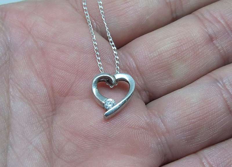 A CHARMING STERLING SILVER HEART PENDANT WITH FACETED INSET PLUS A STERLING SILVER NECKLACE !!