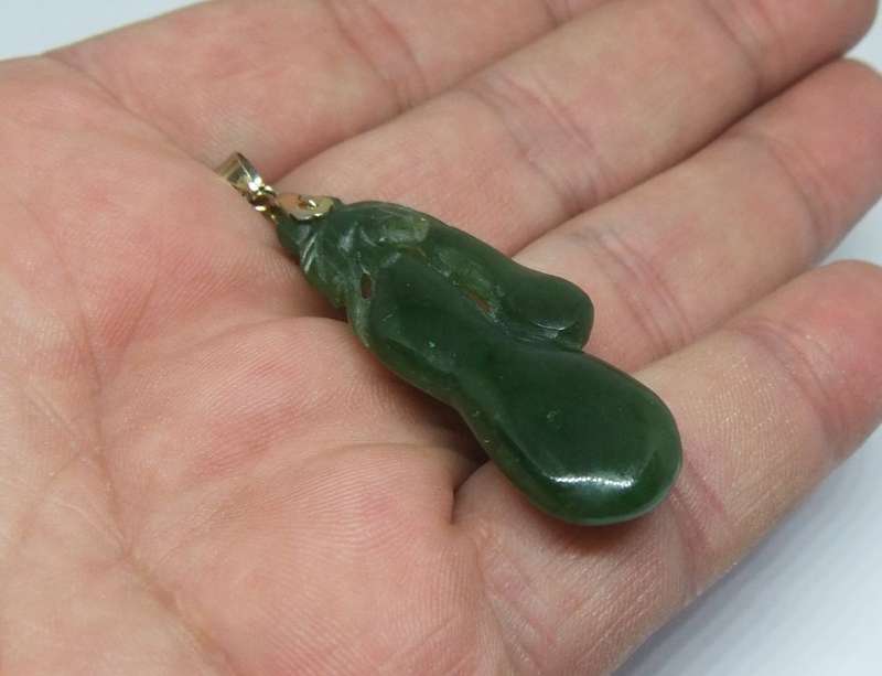 TOO COOL !! A RARE VINTAGE CHINESE CARVED JADE GOURD FRUIT PENDANT !!