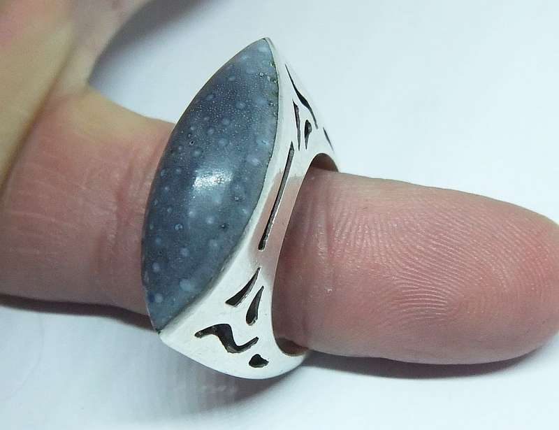 AN AMAZING SOLID STERLING SILVER RING SET WITH A BLUE CABOCHON STONE PLUS FREE GIFT BOX