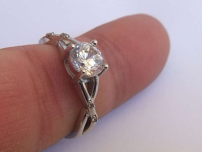 WOW !! A BEAUTIFUL SOLID STERLING SILVER RING SET WITH FACETED CLEAR STONES IN GREAT CONDITION !!