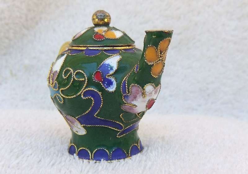 WOW !! AN ADORABLE VINTAGE MINIATURE CHINESE CLOISONNE TEAPOT WITH LID !! MUST HAVE !!
