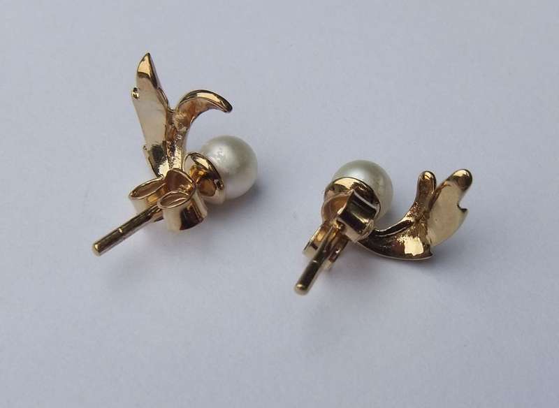 WOW !! A STUNNING PAIR OF VINTAGE 9CT GOLD AND GENUINE PEARL EARRINGS WITH HEART SHAPED BOX !!