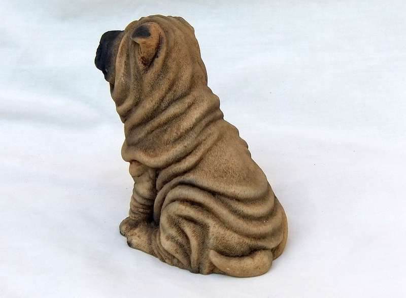AN ADORABLE DETAILED VINTAGE SHAR-PEI FIGURINE BY CASTAGNA OF ITALY WITH ORIGINAL BOX DATED 1988
