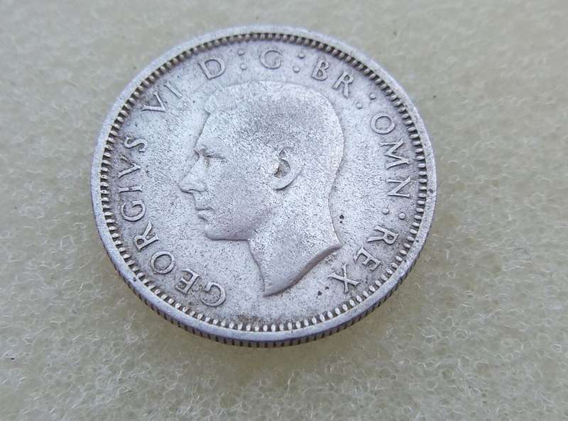 1944 BRITISH SIXPENCE COIN - "500" ( 50% SILVER )