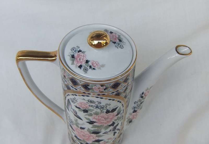 WOW !! A CLASSY VINTAGE " SIGNED " JAPANESE QUALITY PORCELAIN TEAPOT IN EXCELLENT CONDITION !!