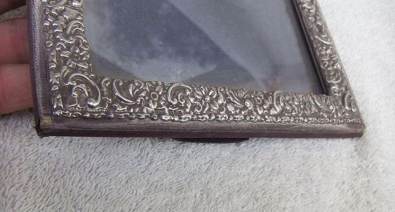 A BEAUTIFUL HIGHLY DETAILED OLD PHOTO FRAME WITH LONDON HALLMARKED STERLING SILVER "INNER FRAME"