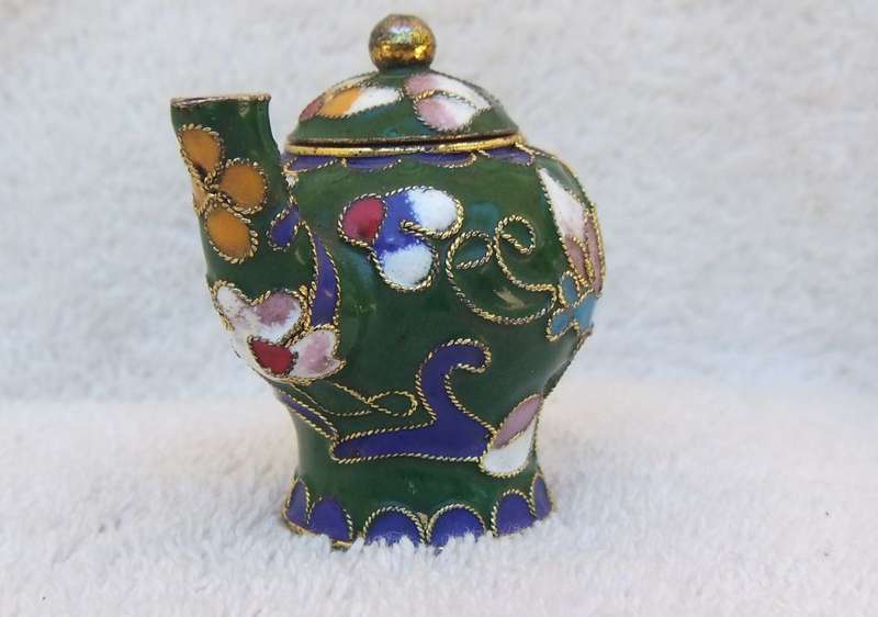 WOW !! AN ADORABLE VINTAGE MINIATURE CHINESE CLOISONNE TEAPOT WITH LID !! MUST HAVE !!