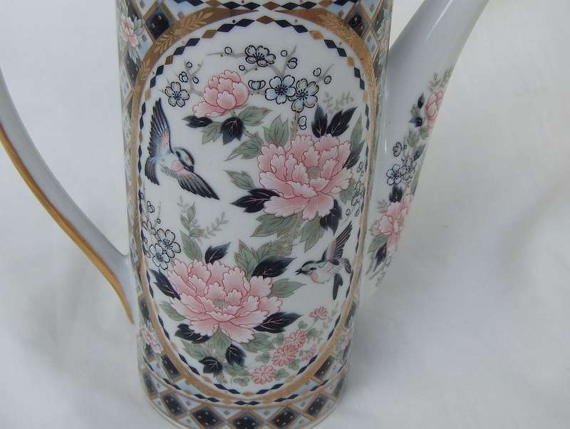 WOW !! A CLASSY VINTAGE " SIGNED " JAPANESE QUALITY PORCELAIN TEAPOT IN EXCELLENT CONDITION !!