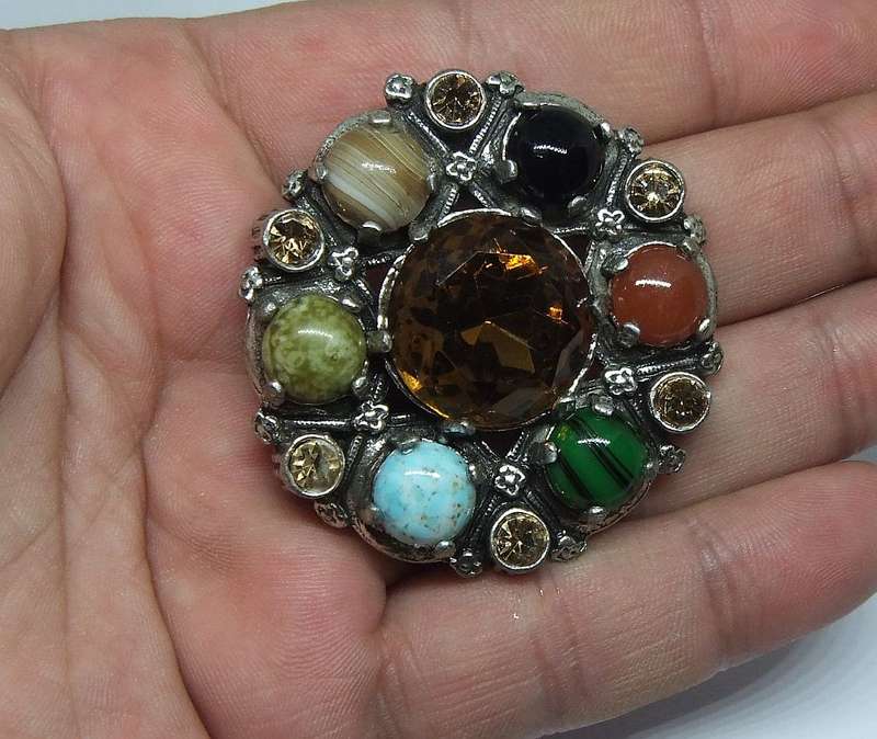 A FABULOUS VINTAGE SCOTTISH INSPIRED BROOCH ENCIRCLED WITH GENUINE CABOCHON GEMSTONES